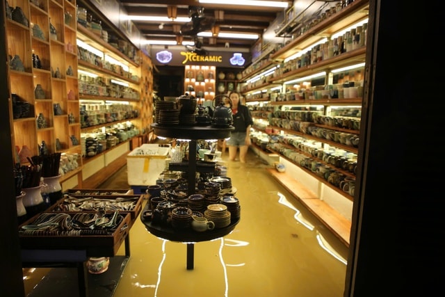 Hội An ngập sâu, phố cổ 'hóa' sông, người dân bì bõm chạy lũ- Ảnh 12. Hội An ngập sâu, phố cổ 'hóa' sông, người dân bì bõm chạy lũ- Ảnh 12.