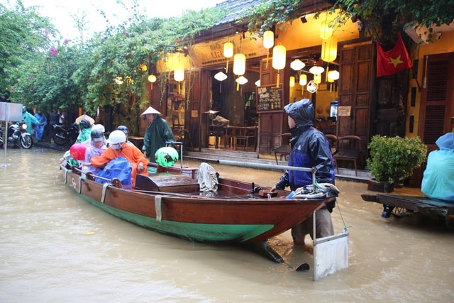 Hội An ngập sâu, phố cổ 'hóa' sông, người dân bì bõm chạy lũ- Ảnh 2. Hội An ngập sâu, phố cổ 'hóa' sông, người dân bì bõm chạy lũ- Ảnh 2.