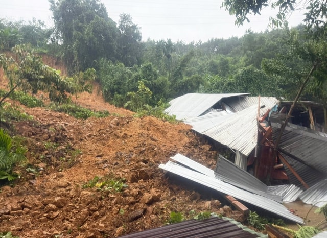 Mưa lớn gây sạt lở, hàng trăm hộ dân ở Đà Nẵng bị cô lập- Ảnh 2.