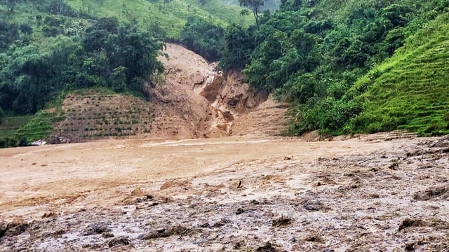 Nổ lớn trong đêm, 5 thôn bị chia cắt do sạt lở núi- Ảnh 2.