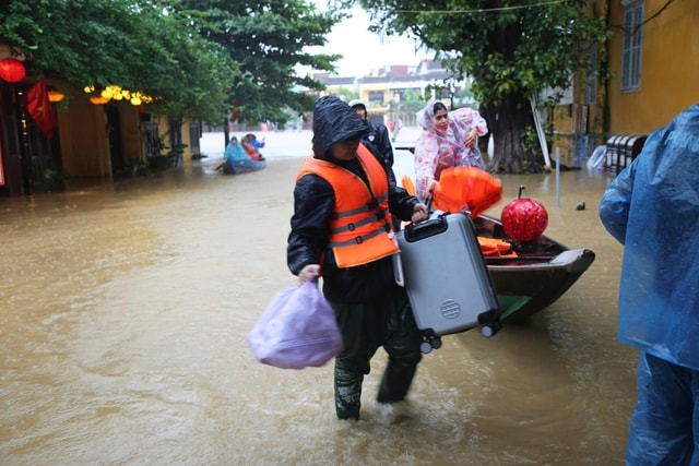 Hội An ngập sâu, phố cổ 'hóa' sông, người dân bì bõm chạy lũ- Ảnh 3. Hội An ngập sâu, phố cổ 'hóa' sông, người dân bì bõm chạy lũ- Ảnh 3.