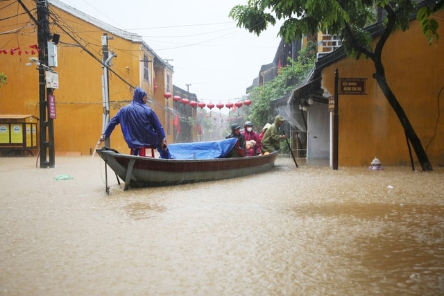 Hội An ngập sâu, phố cổ 'hóa' sông, người dân bì bõm chạy lũ- Ảnh 4. Hội An ngập sâu, phố cổ 'hóa' sông, người dân bì bõm chạy lũ- Ảnh 4.