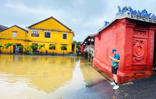 Hội An ngập sâu, phố cổ 'hóa' sông, người dân bì bõm chạy lũ- Ảnh 5. Hội An ngập sâu, phố cổ 'hóa' sông, người dân bì bõm chạy lũ- Ảnh 5.