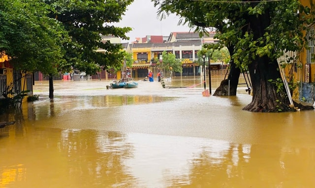 Hội An ngập sâu, phố cổ 'hóa' sông, người dân bì bõm chạy lũ- Ảnh 6. Hội An ngập sâu, phố cổ 'hóa' sông, người dân bì bõm chạy lũ- Ảnh 6.