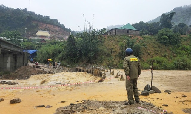 Mưa lớn gây sạt lở, hàng trăm hộ dân ở Đà Nẵng bị cô lập- Ảnh 6.