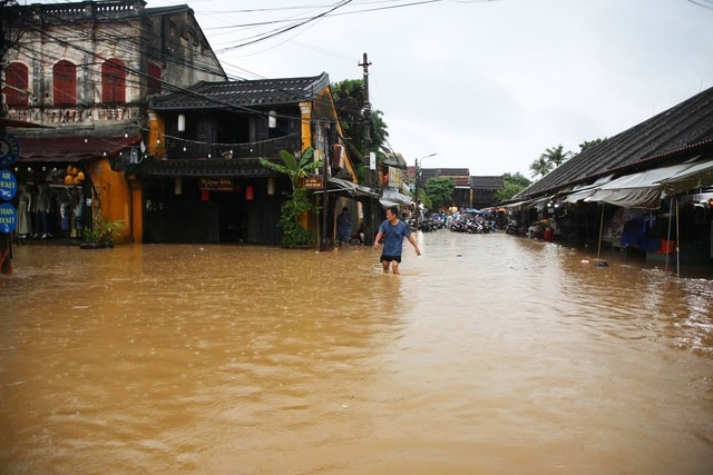 Hội An ngập sâu, phố cổ 'hóa' sông, người dân bì bõm chạy lũ- Ảnh 7. Hội An ngập sâu, phố cổ 'hóa' sông, người dân bì bõm chạy lũ- Ảnh 7.