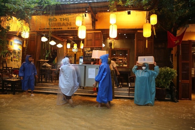Hội An ngập sâu, phố cổ 'hóa' sông, người dân bì bõm chạy lũ- Ảnh 8. Hội An ngập sâu, phố cổ 'hóa' sông, người dân bì bõm chạy lũ- Ảnh 8.