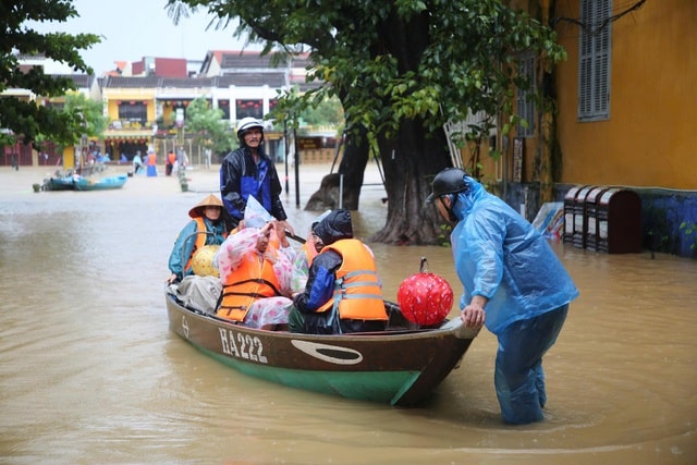 Hội An ngập sâu, phố cổ 'hóa' sông, người dân bì bõm chạy lũ- Ảnh 9. Hội An ngập sâu, phố cổ 'hóa' sông, người dân bì bõm chạy lũ- Ảnh 9.