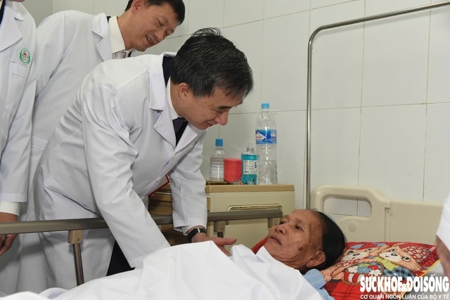 Bộ Y tế và UBND tỉnh Nghệ An trao Bằng khen cho 1 tập thể, 8 cá nhân dũng cảm bảo vệ bệnh nhân tại Bệnh viện Sản Nhi Nghệ An- Ảnh 8. Bộ Y tế và UBND tỉnh Nghệ An trao Bằng khen cho 1 tập thể, 8 cá nhân dũng cảm bảo vệ bệnh nhân tại Bệnh viện Sản Nhi Nghệ An- Ảnh 8.