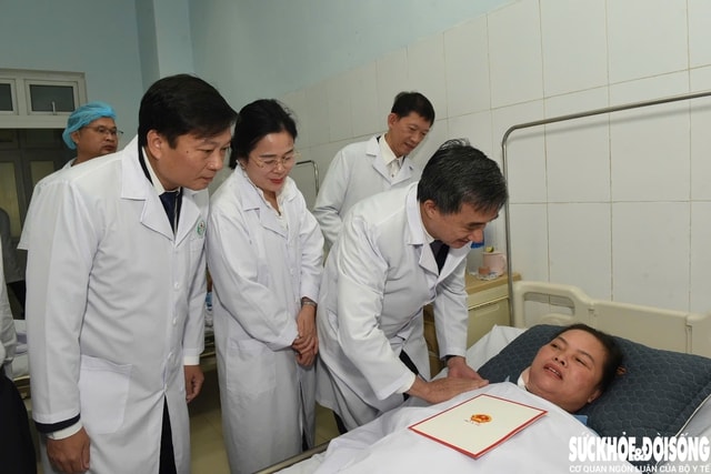 Bộ Y tế và UBND tỉnh Nghệ An trao Bằng khen cho 1 tập thể, 8 cá nhân dũng cảm bảo vệ bệnh nhân tại Bệnh viện Sản Nhi Nghệ An- Ảnh 9. Bộ Y tế và UBND tỉnh Nghệ An trao Bằng khen cho 1 tập thể, 8 cá nhân dũng cảm bảo vệ bệnh nhân tại Bệnh viện Sản Nhi Nghệ An- Ảnh 9.