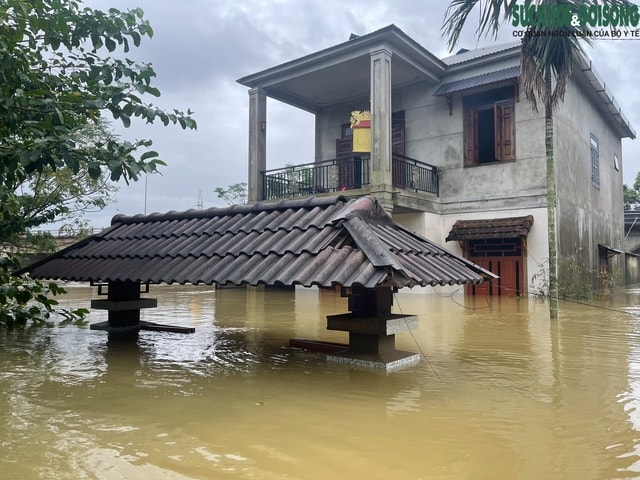 Người dân lên gác mái chật hẹp sinh hoạt chờ lũ rút- Ảnh 1. Người dân lên gác mái chật hẹp sinh hoạt chờ lũ rút- Ảnh 1.