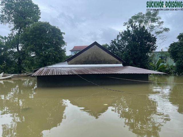 Người dân lên gác mái chật hẹp sinh hoạt chờ lũ rút- Ảnh 2. Người dân lên gác mái chật hẹp sinh hoạt chờ lũ rút- Ảnh 2.