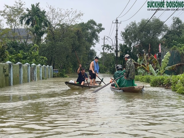 Người dân lên gác mái chật hẹp sinh hoạt chờ lũ rút- Ảnh 4. Người dân lên gác mái chật hẹp sinh hoạt chờ lũ rút- Ảnh 4.