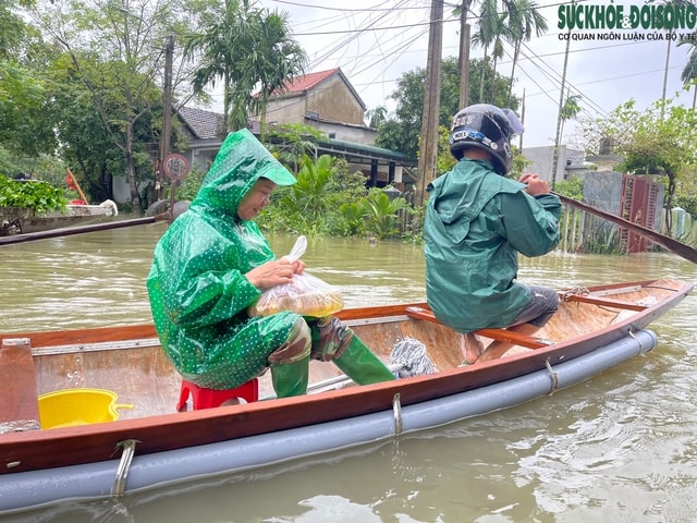 Người dân lên gác mái chật hẹp sinh hoạt chờ lũ rút- Ảnh 5. Người dân lên gác mái chật hẹp sinh hoạt chờ lũ rút- Ảnh 5.