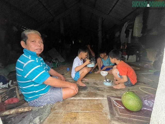 Người dân lên gác mái chật hẹp sinh hoạt chờ lũ rút- Ảnh 6. Người dân lên gác mái chật hẹp sinh hoạt chờ lũ rút- Ảnh 6.
