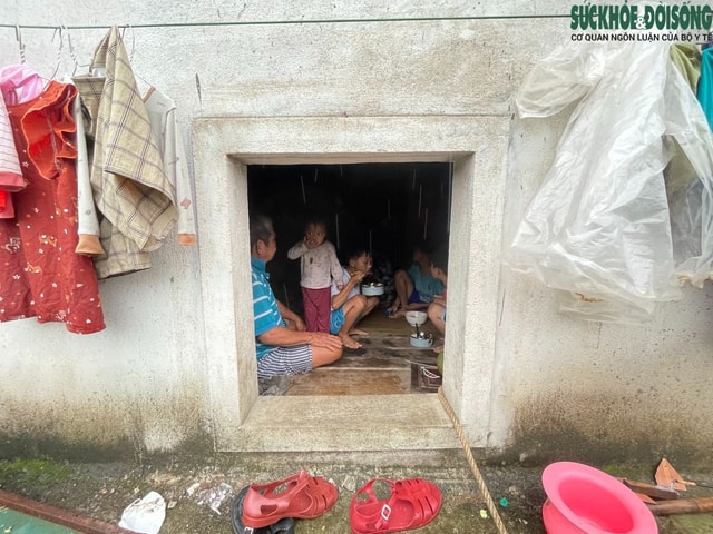 Người dân lên gác mái chật hẹp sinh hoạt chờ lũ rút- Ảnh 7. Người dân lên gác mái chật hẹp sinh hoạt chờ lũ rút- Ảnh 7.