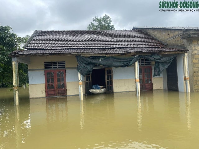 Người dân lên gác mái chật hẹp sinh hoạt chờ lũ rút- Ảnh 9. Người dân lên gác mái chật hẹp sinh hoạt chờ lũ rút- Ảnh 9.