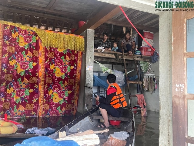 Người dân lên gác mái chật hẹp sinh hoạt chờ lũ rút- Ảnh 10. Người dân lên gác mái chật hẹp sinh hoạt chờ lũ rút- Ảnh 10.