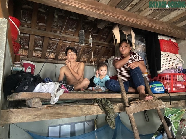 Người dân lên gác mái chật hẹp sinh hoạt chờ lũ rút- Ảnh 11. Người dân lên gác mái chật hẹp sinh hoạt chờ lũ rút- Ảnh 11.