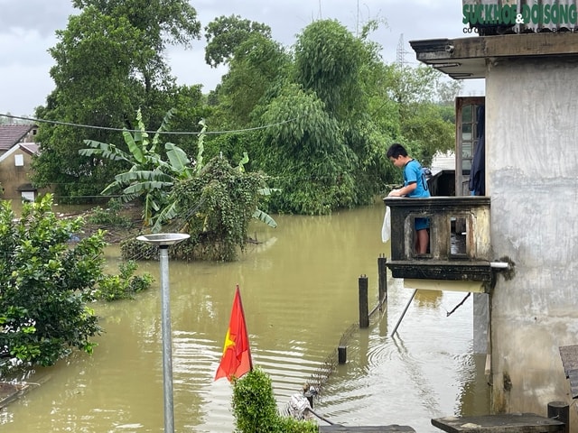 Người dân lên gác mái chật hẹp sinh hoạt chờ lũ rút- Ảnh 12. Người dân lên gác mái chật hẹp sinh hoạt chờ lũ rút- Ảnh 12.
