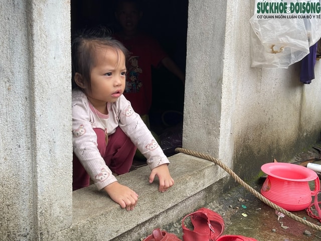 Người dân lên gác mái chật hẹp sinh hoạt chờ lũ rút- Ảnh 13. Người dân lên gác mái chật hẹp sinh hoạt chờ lũ rút- Ảnh 13.