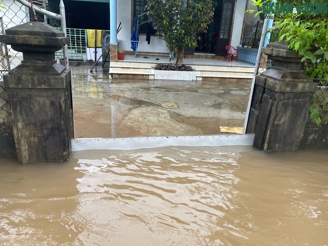 Người dân lên gác mái chật hẹp sinh hoạt chờ lũ rút- Ảnh 16. Người dân lên gác mái chật hẹp sinh hoạt chờ lũ rút- Ảnh 16.