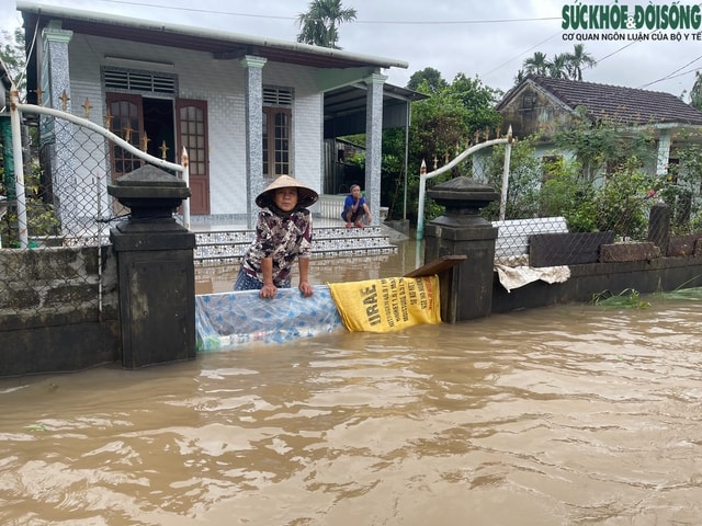 Người dân lên gác mái chật hẹp sinh hoạt chờ lũ rút- Ảnh 17. Người dân lên gác mái chật hẹp sinh hoạt chờ lũ rút- Ảnh 17.