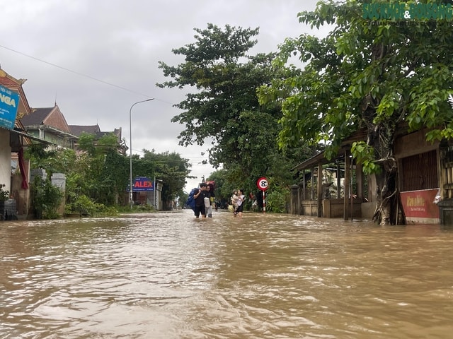 Người dân lên gác mái chật hẹp sinh hoạt chờ lũ rút- Ảnh 18. Người dân lên gác mái chật hẹp sinh hoạt chờ lũ rút- Ảnh 18.