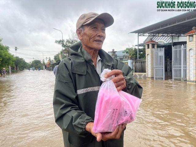 Người dân lên gác mái chật hẹp sinh hoạt chờ lũ rút- Ảnh 19. Người dân lên gác mái chật hẹp sinh hoạt chờ lũ rút- Ảnh 19.