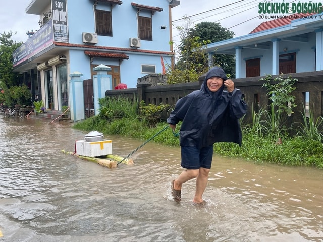 Người dân lên gác mái chật hẹp sinh hoạt chờ lũ rút- Ảnh 20. Người dân lên gác mái chật hẹp sinh hoạt chờ lũ rút- Ảnh 20.
