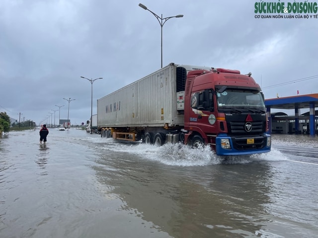 Người dân lên gác mái chật hẹp sinh hoạt chờ lũ rút- Ảnh 21. Người dân lên gác mái chật hẹp sinh hoạt chờ lũ rút- Ảnh 21.