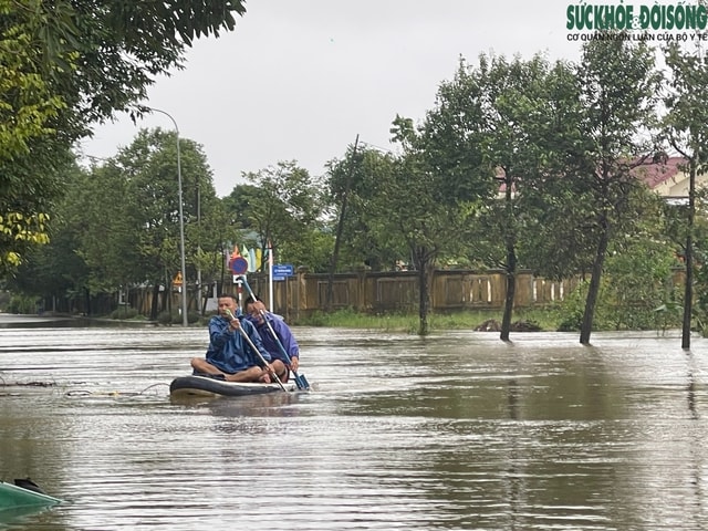 Người dân lên gác mái chật hẹp sinh hoạt chờ lũ rút- Ảnh 22. Người dân lên gác mái chật hẹp sinh hoạt chờ lũ rút- Ảnh 22.