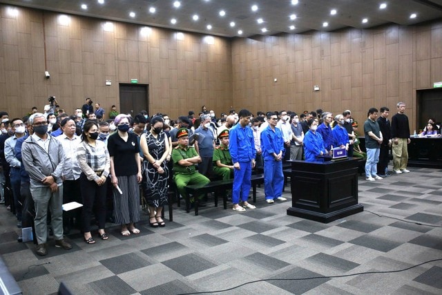 Cựu Phó chủ tịch tỉnh Phú Thọ vắng mặt tại phiên xử vụ đánh bạc sáng nay- Ảnh 2. Cựu Phó chủ tịch tỉnh Phú Thọ vắng mặt tại phiên xử vụ đánh bạc sáng nay- Ảnh 2.