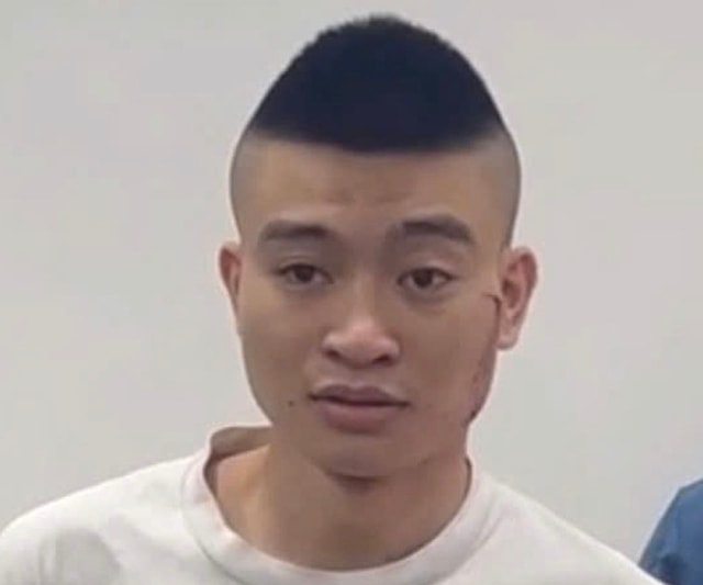 Vờ mua hàng online, thanh niên đi Mercedes ôm điện thoại bỏ trốn- Ảnh 1. Vờ mua hàng online, thanh niên đi Mercedes ôm điện thoại bỏ trốn- Ảnh 1.