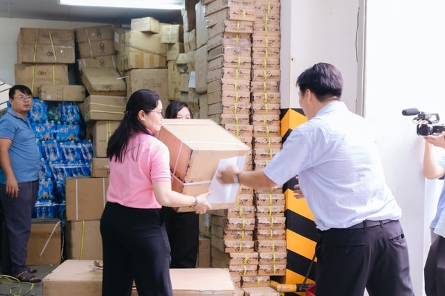 TPHCM tiếp tục gửi 70 tấn hàng cứu trợ hỗ trợ đồng bào vùng bão, lũ- Ảnh 1.