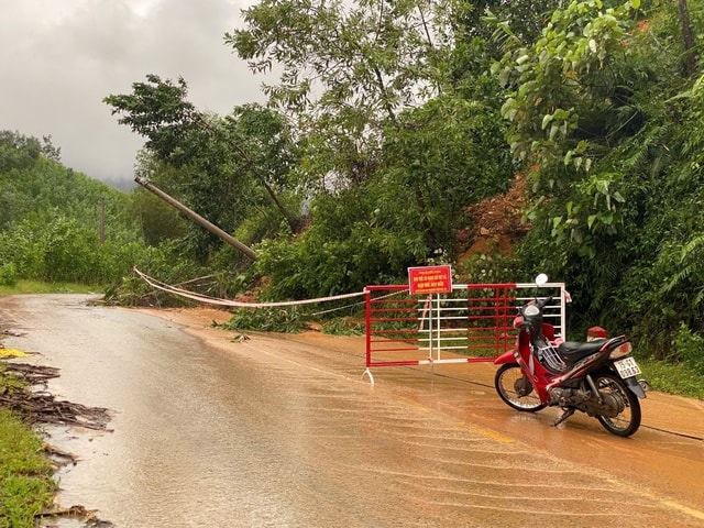 Tỉnh lộ ở xã miền núi TP Huế xuất hiện vết nứt dài- Ảnh 3.