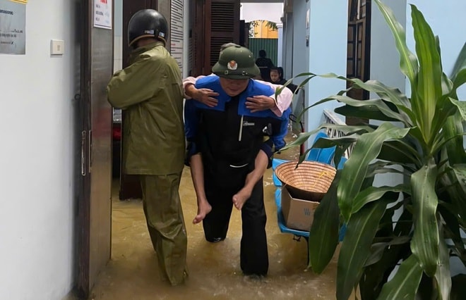Người dân Huế trắng đêm chạy lũ- Ảnh 6. Người dân Huế trắng đêm chạy lũ- Ảnh 6.