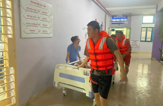 Người dân Huế trắng đêm chạy lũ- Ảnh 5. Người dân Huế trắng đêm chạy lũ- Ảnh 5.