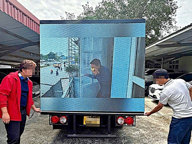 Xe tải biến thành 'biển quảng cáo di động' bị xử phạt- Ảnh 2.