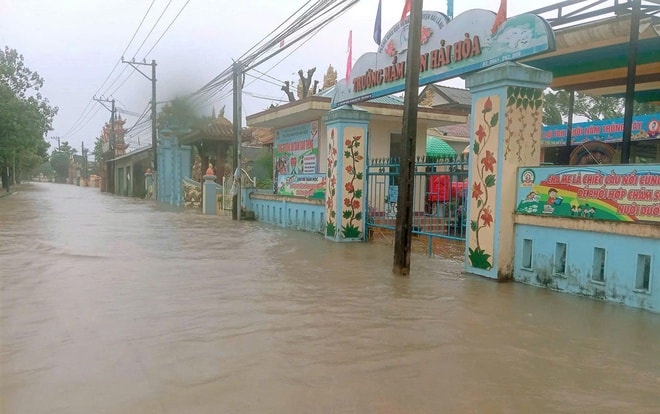 Hơn 600 hộ dân bị ngập, 1 người mất tích trong mưa lũ ở Quảng Trị- Ảnh 3. Hơn 600 hộ dân bị ngập, 1 người mất tích trong mưa lũ ở Quảng Trị- Ảnh 3.