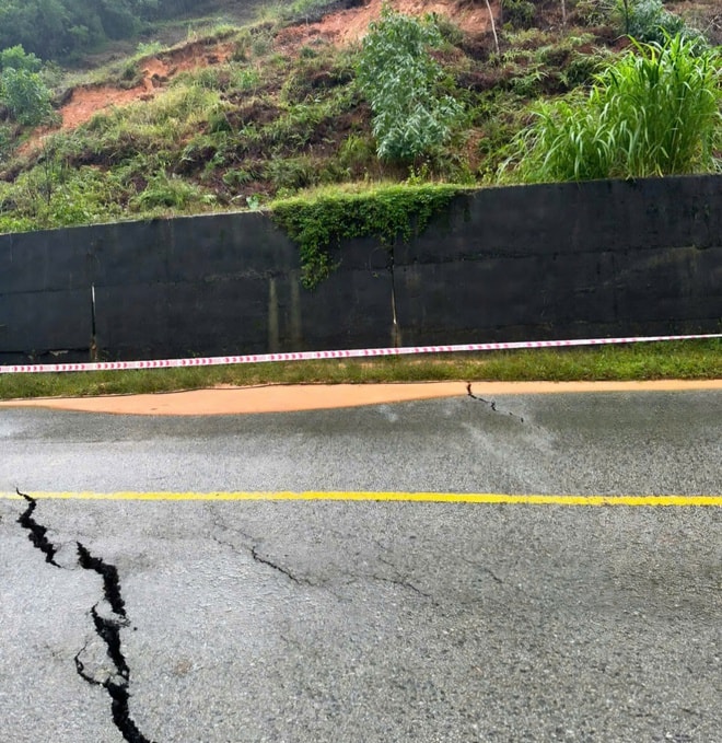 Tỉnh lộ ở xã miền núi TP Huế xuất hiện vết nứt dài- Ảnh 2.