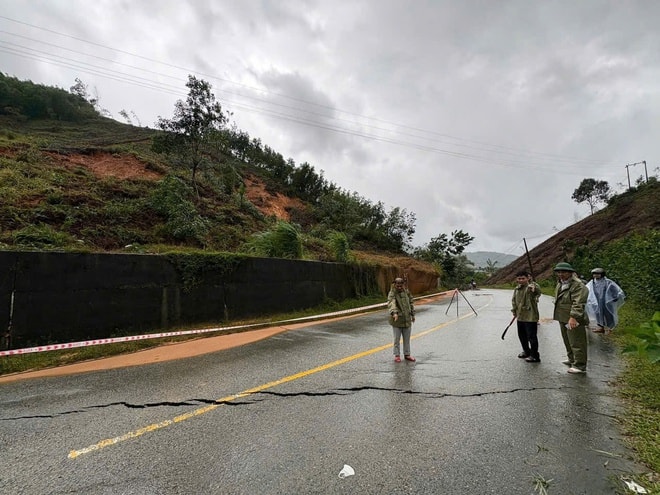 Tỉnh lộ ở xã miền núi TP Huế xuất hiện vết nứt dài- Ảnh 1.