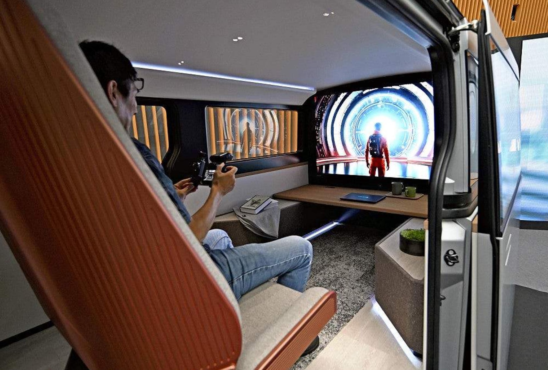 LDK+ có màn hình LCD cho hành khách phía sau. (Ảnh: The Japan News)