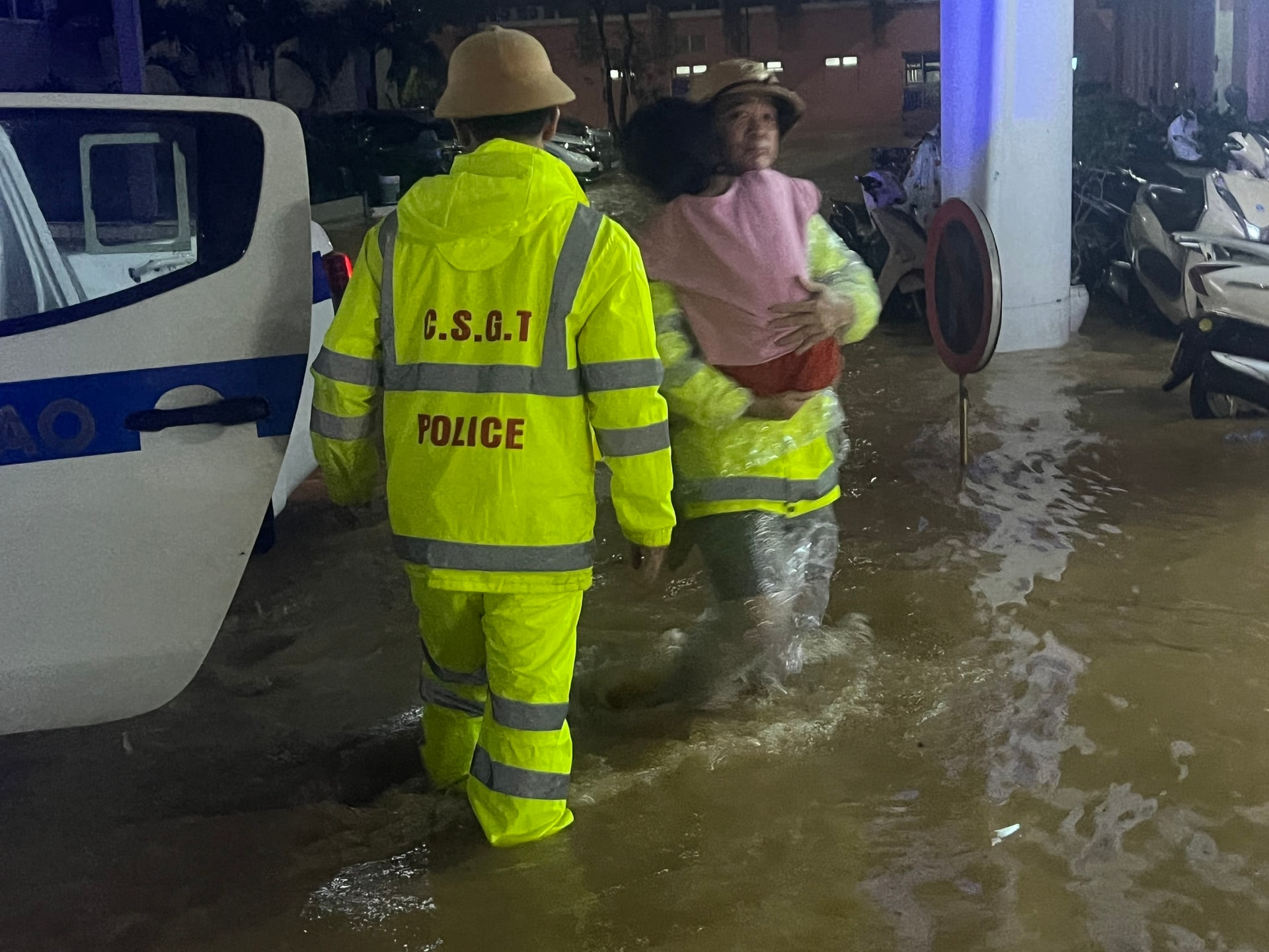 48 giờ vật lộn trong trận lũ đặc biệt lớn ở Huế- Ảnh 4.