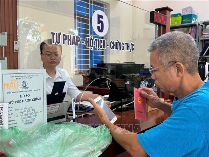 Không cần xuất trình bản chính, bản sao các giấy tờ đã tích hợp trên VNeID khi chứng thực- Ảnh 1.