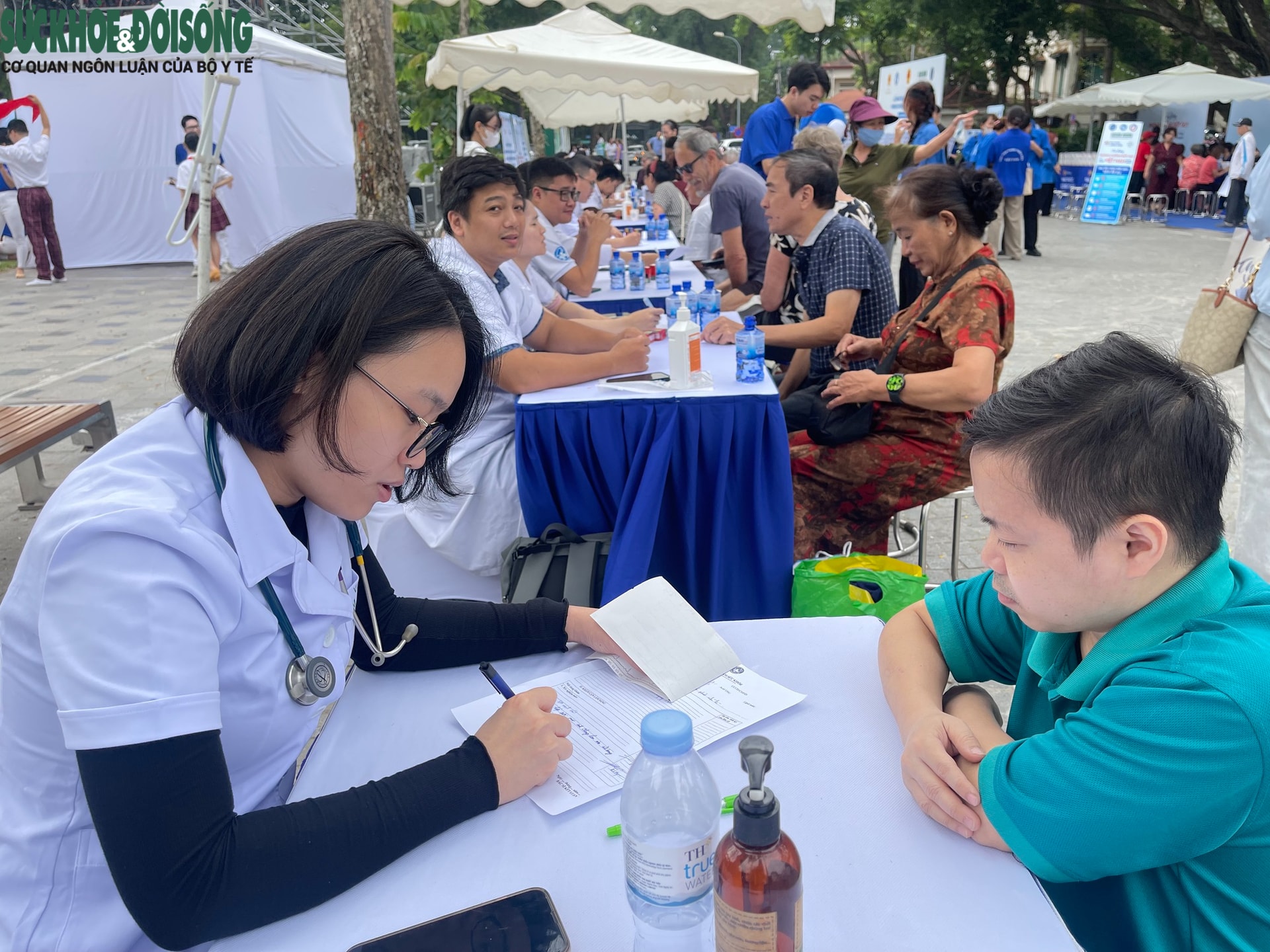 Thứ trưởng Bộ Y tế: Đột quỵ đang là nguyên nhân hàng đầu gây tử vong và tàn tật tại Việt Nam- Ảnh 3. Thứ trưởng Bộ Y tế: Đột quỵ đang là nguyên nhân hàng đầu gây tử vong và tàn tật tại Việt Nam- Ảnh 3.