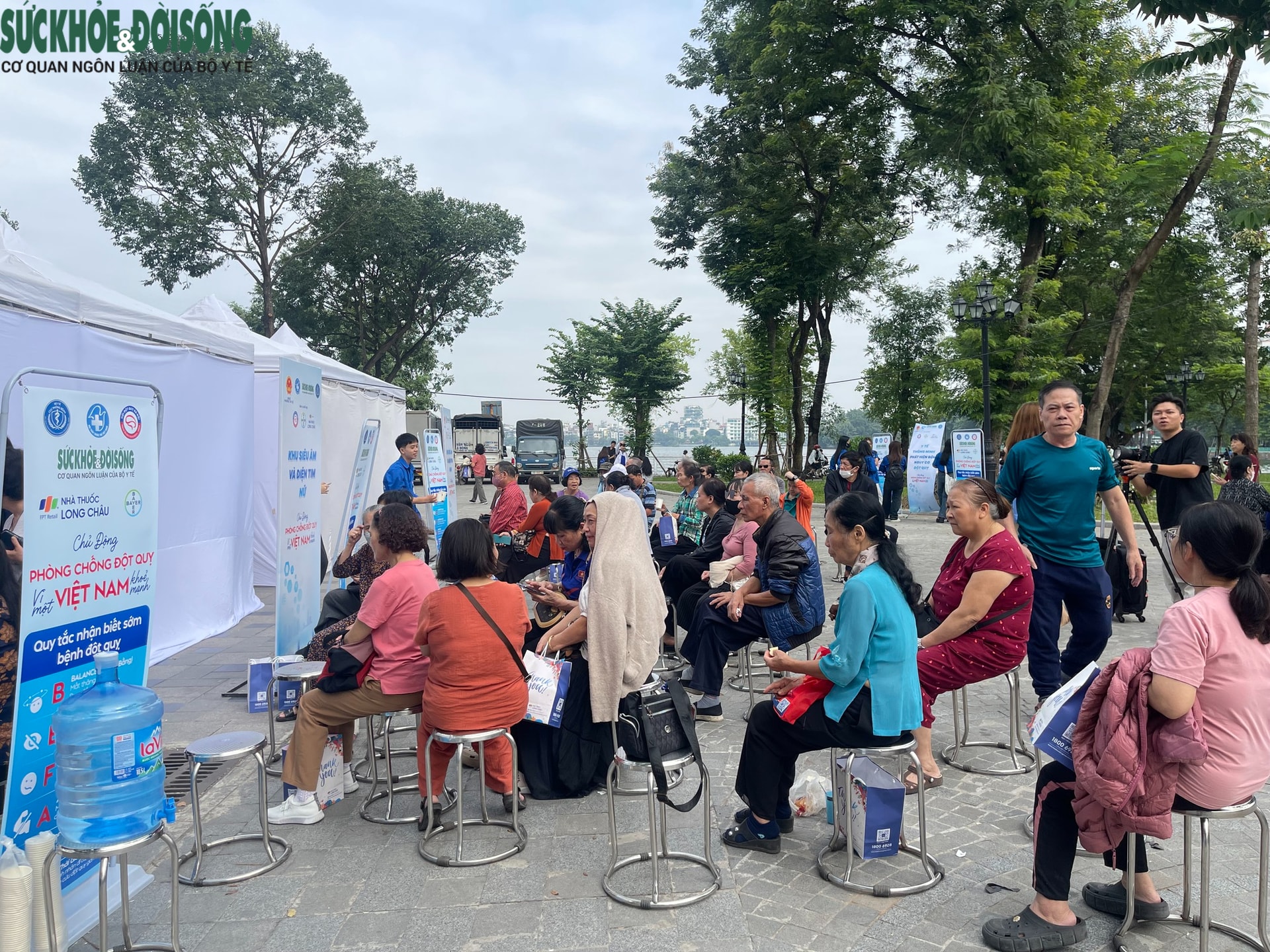 Người dân hào hứng tầm soát sức khỏe hưởng ứng Ngày Thế giới Phòng chống Đột quỵ- Ảnh 2. Người dân hào hứng tầm soát sức khỏe hưởng ứng Ngày Thế giới Phòng chống Đột quỵ- Ảnh 2.