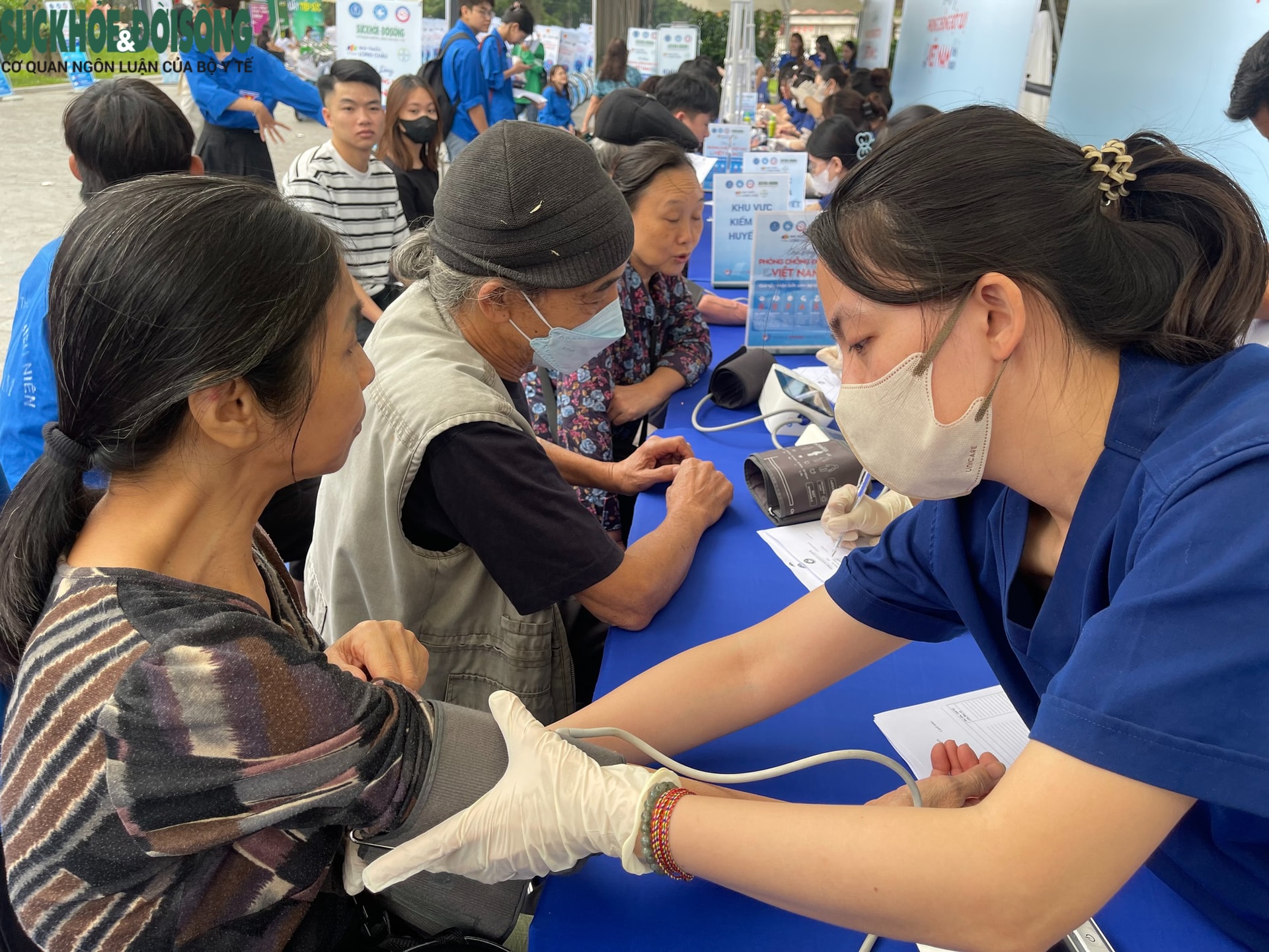 Người dân hào hứng tầm soát sức khỏe hưởng ứng Ngày Thế giới Phòng chống Đột quỵ- Ảnh 3. Người dân hào hứng tầm soát sức khỏe hưởng ứng Ngày Thế giới Phòng chống Đột quỵ- Ảnh 3.