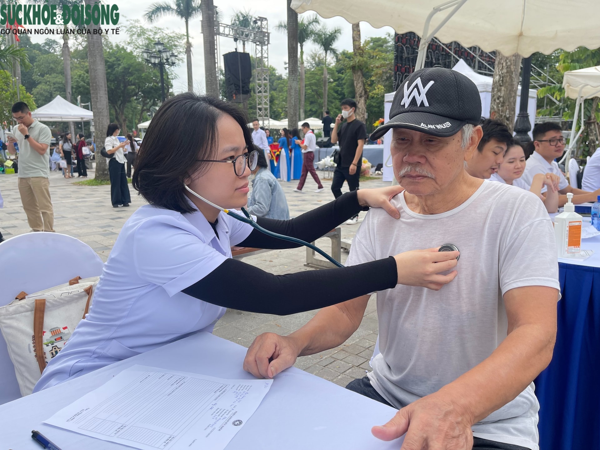 Người dân hào hứng tầm soát sức khỏe hưởng ứng Ngày Thế giới Phòng chống Đột quỵ- Ảnh 7. Người dân hào hứng tầm soát sức khỏe hưởng ứng Ngày Thế giới Phòng chống Đột quỵ- Ảnh 7.