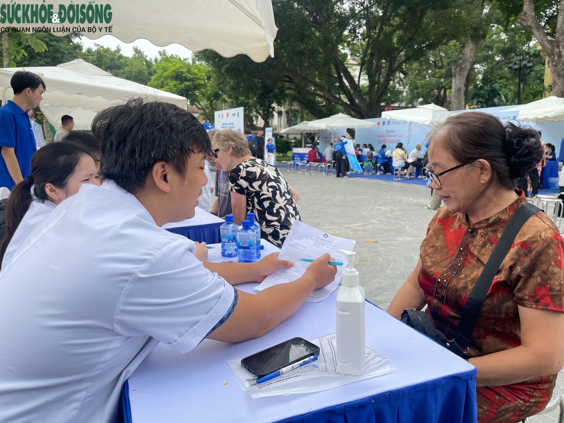 Người dân hào hứng tầm soát sức khỏe hưởng ứng Ngày Thế giới Phòng chống Đột quỵ- Ảnh 8. Người dân hào hứng tầm soát sức khỏe hưởng ứng Ngày Thế giới Phòng chống Đột quỵ- Ảnh 8.